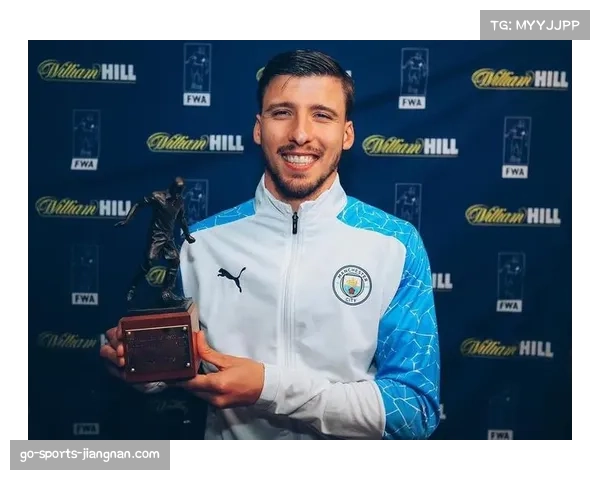 鲁本·迪亚斯与女友化身电影角色,另类时尚风格成焦点